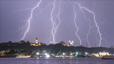 İstanbul'da Şimşekler Geceyi Aydınlattı