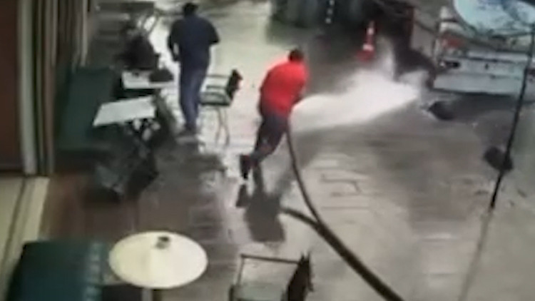 İstanbul'da Tazyikli Su İle Islanan Müşteriler Kamerada