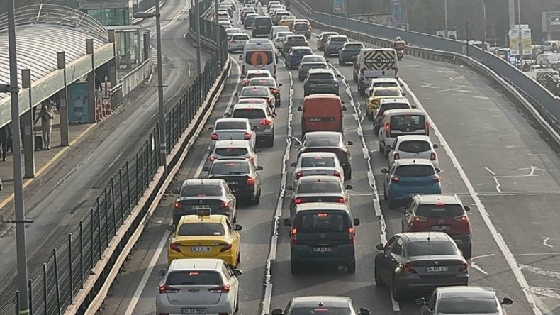 İstanbul'da Trafik Kilit: Yoğunluk Y&uuml;zde 60'ın &Uuml;zerinde