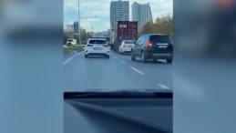 İstanbul'da Trafikte Gerilim Dolu Anlar… Tartışma Sonucu Aracını Yumrukladı