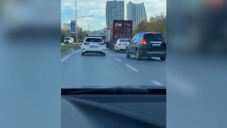 İstanbul'da Trafikte Gerilim Dolu Anlar… Tartışma Sonucu Aracını Yumrukladı