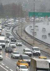İstanbul'da Yağmur Trafiği Fel&ccedil; Etti! Yoğunluk Y&uuml;zde 83