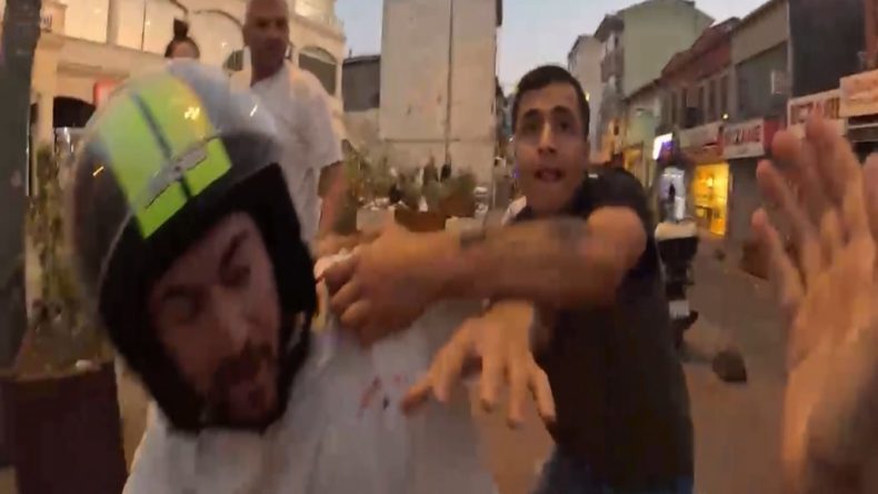 İstanbul'da YouTuber'a Saldırı Anbean Kamerada!