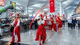 İstanbul'daki Havalimanları 29 Ekim'de Kırmızı Beyaza B&uuml;r&uuml;necek