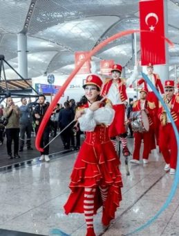 İstanbul'daki Havalimanları 29 Ekim'de Kırmızı Beyaza Bürünecek