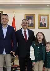 İstiklal Marşı okunurken yağmur altında saygı duruşuna ge&ccedil;en &ouml;ğrenci &ouml;d&uuml;llendirildi