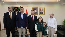 İstiklal Marşı okunurken yağmur altında saygı duruşuna geçen öğrenci ödüllendirildi