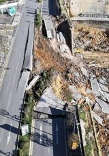 İstinat Duvarı Yol &Ccedil;&ouml;kmesine Sebep Oldu