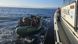 İzmir Açıklarında 104 Düzensiz Göçmen Yakalandı