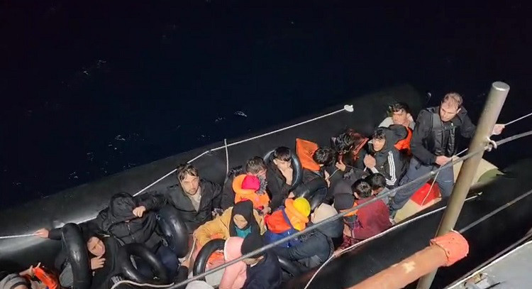 İzmir Açıklarında 104 Düzensiz Göçmen Yakalandı