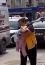 İzmir Gaziaemir'de Y&uuml;rek Sızlatan G&ouml;r&uuml;nt&uuml;: Cami Avlusuna Terk Edilen Bebek Tedavi Altına Alındı!