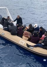 İzmir'de D&uuml;zensiz G&ouml;&ccedil;menleri Taşıyan Lastik Bot Kurtarıldı