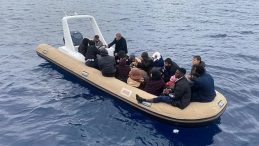 İzmir'de Düzensiz Göçmenleri Taşıyan Lastik Bot Kurtarıldı
