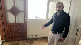 İzmir'de İZSU şebeke borusu patladı: Bir evi yaşanmaz hale getirdi