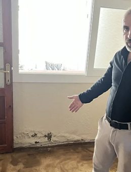 İzmir'de İZSU şebeke borusu patladı: Bir evi yaşanmaz hale getirdi