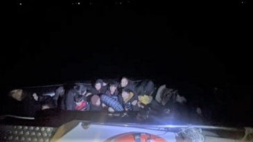 İzmir'de Ka&ccedil;ak G&ouml;&ccedil;menler Son Anda Kurtarıldı!