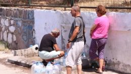 İzmir'de Su Sıkıntısı Sürekleniyor: Vatandaşlar Belediye Yönetimine Tepkili!