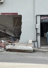 İzmir'de tehlikeli kaza: Kamyon eve girdi! 'Evde &ccedil;ocuklar vardı'