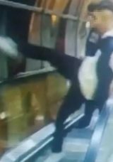 İzmir'de &Uuml;st Ge&ccedil;itte 'Maganda' Olayı: Yumruk ve Tekmelerle Saldırdılar! 2 Ş&uuml;pheli Tutuklandı