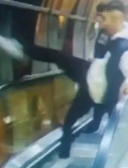 İzmir'de Üst Geçitte 'Maganda' Olayı: Yumruk ve Tekmelerle Saldırdılar! 2 Şüpheli Tutuklandı