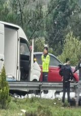İzmir&rsquo;de Feci Trafik Kazası! Lastik Değiştirenlere &Ccedil;arpan Otomobil: 1 Kişi Hayatını Kaybetti, 4 Yaralı