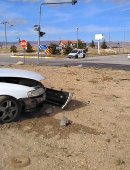 Kafa kafaya çarpışan iki otomobil hurdaya döndü: 4 yaralı