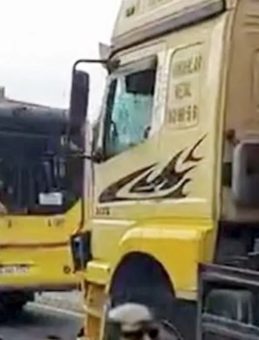 Kamyon İETT Otobüsüne Çarptı: 9 Yaralı