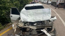 Kamyon ve Otomobil Çarpıştı: 4 Kişi Yaralandı!