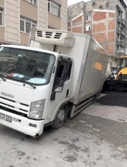 Kamyonet Çöken Yola Düştü, Kepçe Yardımıyla Kurtarıldı