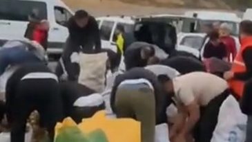 Kamyoneti Arızalanınca Kasa Dolu Patatesleri &Uuml;cretsiz Dağıttı