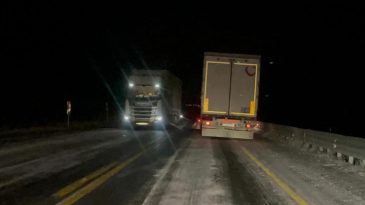 Kar ve Buzlanma: Ilgar Ge&ccedil;idi&rsquo;nde TIR&rsquo;lar Yolda Mahsur Kaldı