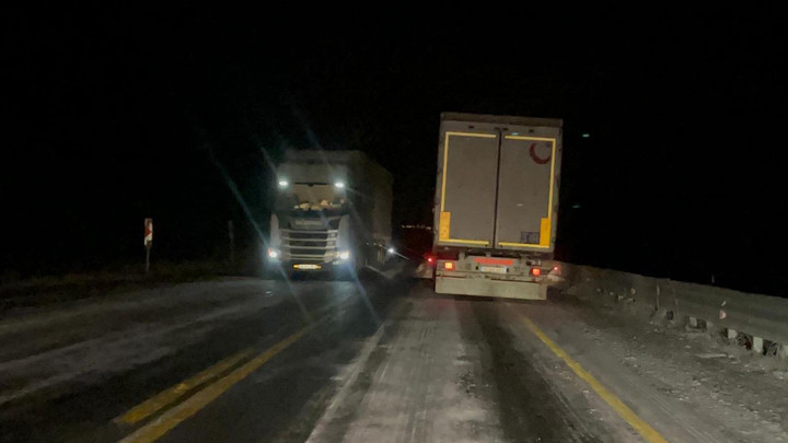 Kar ve Buzlanma: Ilgar Geçidi’nde TIR’lar Yolda Mahsur Kaldı
