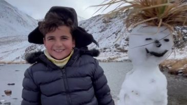 Kar Yağışı Etkisini G&ouml;sterdi: Mevsimin İlk Kardan Adamı Yapıldı