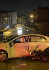 Karab&uuml;k'te Otomobil ile Motosiklet &Ccedil;arpıştı: 1'i Ağır 2 Yaralı
