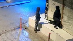 Kardeşler Sürünerek Girdikleri İş Yerinden 10 Telefon ve Para Çaldı