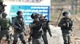 Katil İsrail ordusu Gazze'de iki Filistinli kardeşi vurdu