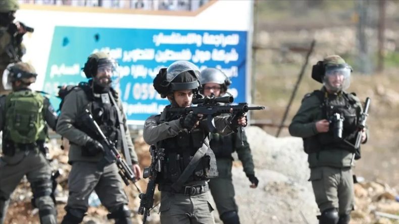 Katil İsrail ordusu Gazze'de iki Filistinli kardeşi vurdu
