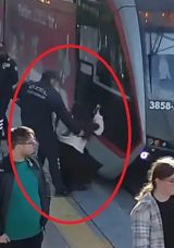 Kayseri'de Yolcuyu Tramvayın Altında Kalmaktan Son Anda Kurtaran Kahraman G&uuml;venlik G&ouml;revlisinden Haberler!