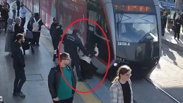 Kayseri'de Yolcuyu Tramvayın Altında Kalmaktan Son Anda Kurtaran Kahraman Güvenlik Görevlisinden Haberler!