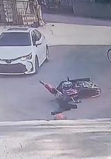 Kazada savrulan motosikletin s&uuml;r&uuml;c&uuml;s&uuml; yaşlı &ccedil;iftin &uuml;zerine u&ccedil;tu: 4 yaralı