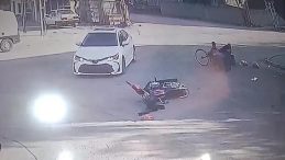 Kazada savrulan motosikletin sürücüsü yaşlı çiftin üzerine uçtu: 4 yaralı