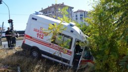 Kazada Yaralanan Anne ve Oğlunu Taşıyan Ambulans, Doktorun Kullandığı Otomobille Çarpıştı