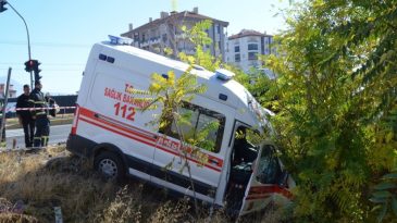 Kazada Yaralanan Anne ve Oğlunu Taşıyan Ambulans, Doktorun Kullandığı Otomobille &Ccedil;arpıştı