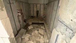 Kentsel D&ouml;n&uuml;ş&uuml;m Anlaşmazlığı: Evsizler Terkedilmiş Binayı Mesken Edindi