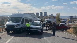 Kırıkkale'de İki Ara&ccedil; Kafa Kafaya &Ccedil;arpıştı: 4 Yaralı!