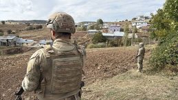 Komşusunu Öldürüp Kaçtı: Jandarmaya Ateş Açınca Yaralı Yakalandı!