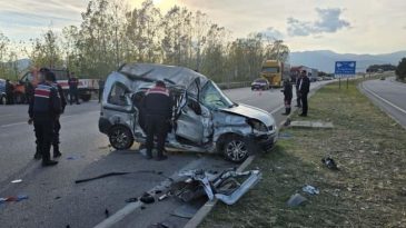 Korkun&ccedil; Kaza: Kamyon ve Ticari Ara&ccedil; &Ccedil;arpıştı, 4 Hayatını Kaybetti, 2 Yaralı