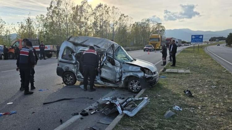 Korkunç Kaza: Kamyon ve Ticari Araç Çarpıştı, 4 Hayatını Kaybetti, 2 Yaralı