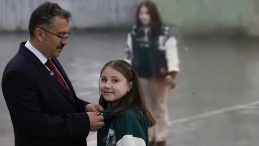 Küçük Zeynep'in Görünümü Herkesi Gururlandırdı: Vali, Altın İle Ödüllendirdi