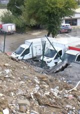 K&uuml;&ccedil;&uuml;k&ccedil;ekmece'de Fabrikanın İstinat Duvarı 3 Ara&ccedil; &Uuml;zerine D&uuml;şt&uuml;